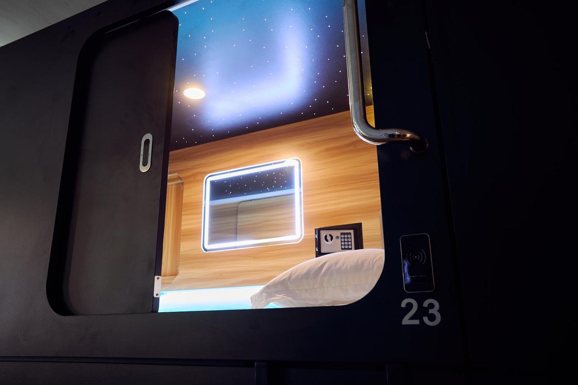 Capsule Hotel Монреаль Экстерьер фото