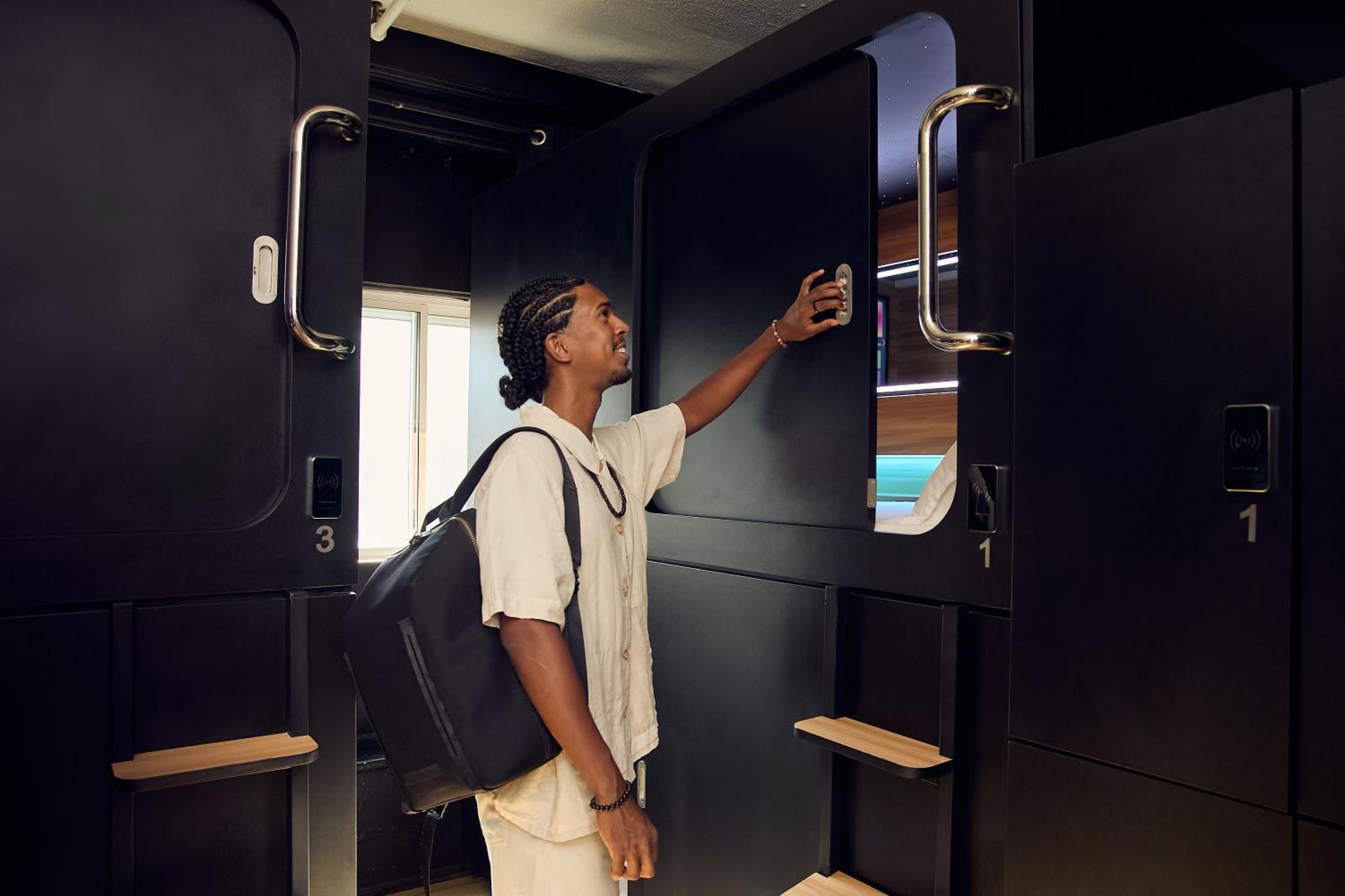 Capsule Hotel Монреаль Экстерьер фото